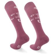 Skarpetki damskie - COMODO Cienkie Różowe Bawełniane Podkolanówki na Konie, Letnie, z Napisem "My Horse Is My Therapy", Rozmiar 35-38 dla niej - miniaturka - grafika 1