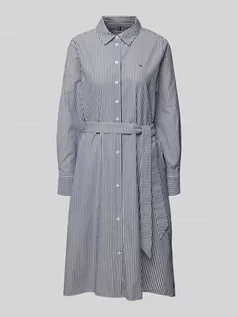 Sukienki - Sukienka koszulowa ze wzorem w paski i wiązanym paskiem - grafika 1