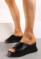 Klapki i japonki damskie - Czarne Klapki na Koturnie z Perforacją i Ozdobną Klamrą Sndina - miniaturka - grafika 1