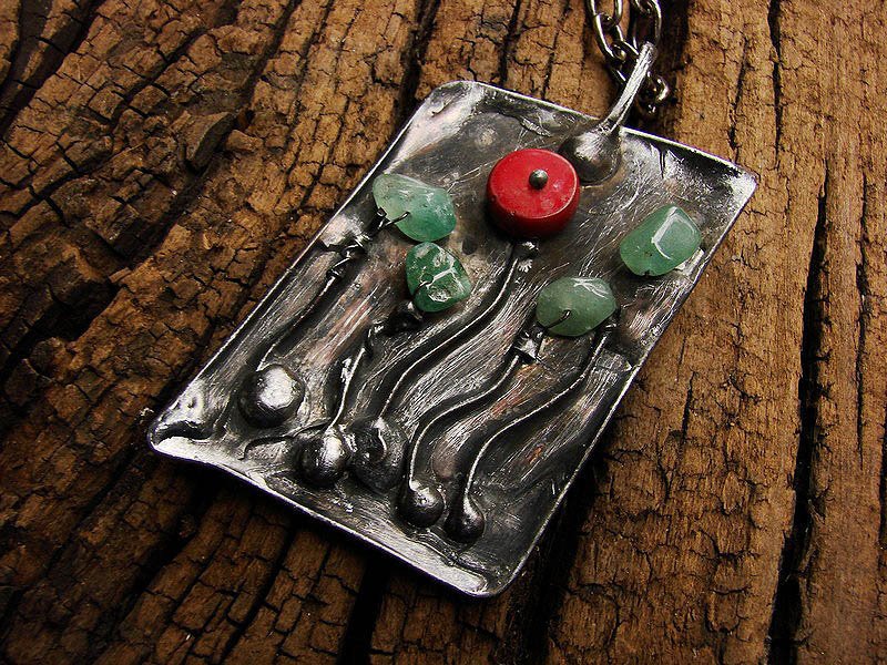 Kwiaty z korala i awenturynu - witrażowy wisior łańcuszku