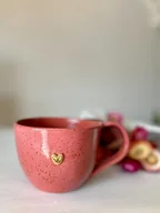 Kubki - Kubek różowo-malinowy ze złotym serduszkiem 400 ml - miniaturka - grafika 1