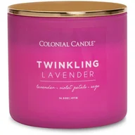 Świece - Sojowa świeca zapachowa w szkle 3 knoty Colonial Candle 411 g - Lawenda Szałwia Twinkling Lavender - miniaturka - grafika 1