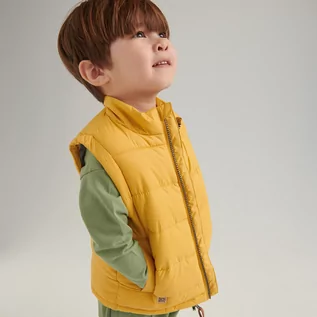Kurtki i płaszcze dla chłopców - Reserved Pikowana kamizelka z ociepleniem - Żółty - grafika 1