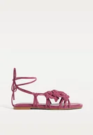 Sandały damskie - Stradivarius Płaskie sandały z kwiatem Ciemnoczerwony 39 - miniaturka - grafika 1