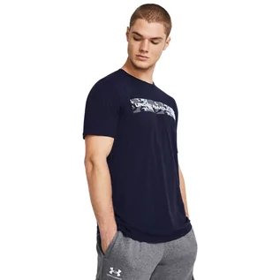 Koszulki sportowe męskie - Męski t-shirt z nadrukiem Under Armour UA Camo Chest Stripe SS - granatowy - UNDER ARMOUR - grafika 1