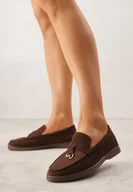 Mokasyny damskie - Brązowe Mokasyny z Imitacji Zamszu Zdobione Zawieszką i Przeszyciem Aezoris - miniaturka - grafika 1