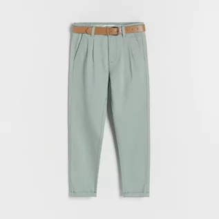 Spodnie i spodenki dla chłopców - Reserved - Strukturalne spodnie chino z paskiem - Zielony - grafika 1