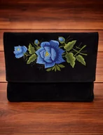 Torebki damskie - Torebka kopertówka haftowana na ramię aksamit ze wzorem łowickim - niebieska róża - miniaturka - grafika 1