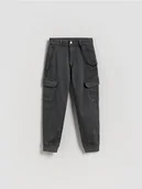 Spodnie i spodenki dla chłopców - Reserved - Spodnie joggery z łańcuchem - ciemnoszary - miniaturka - grafika 1