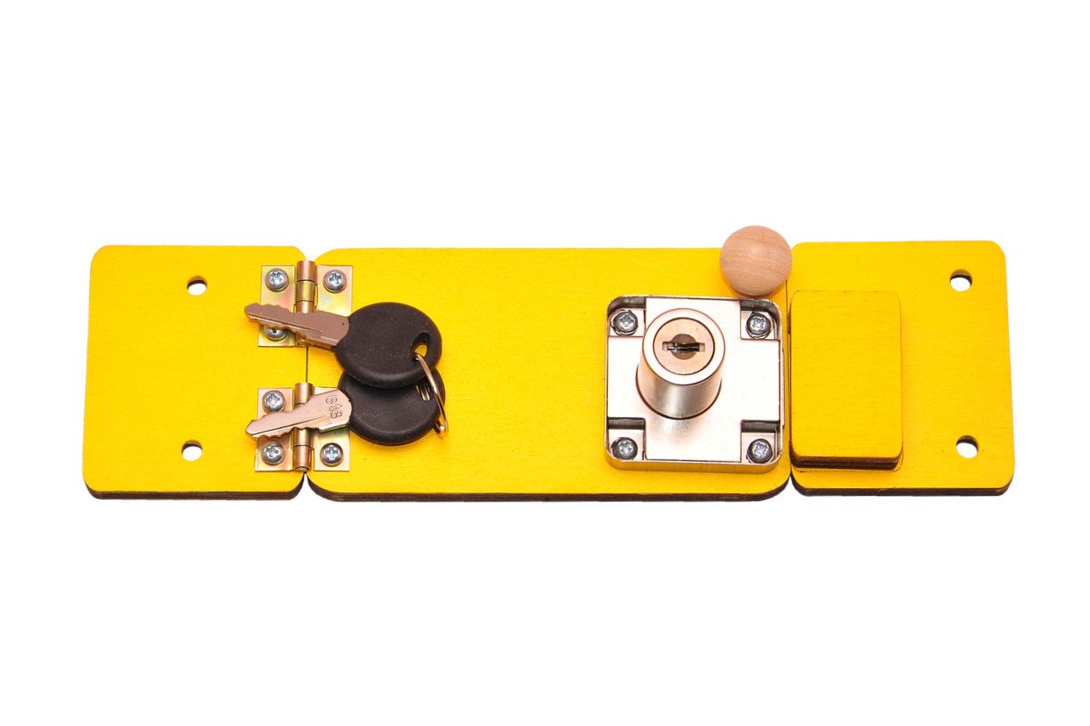 Małe eko drzwi żółte z zamkiem na kluczyk do tablicy manipulacyjnej.
