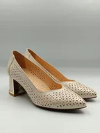 Czółenka - Beżowe czółenka skórzane z ażurowymi wycięciami i złotym obcasem 41 - miniaturka - grafika 1