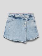Spodnie i spodenki dla dziewczynek - Szorty jeansowe o kroju regular fit z asymetryczną listwą guzikową - miniaturka - grafika 1