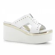 Klapki i japonki damskie - Białe klapki na koturnie CARINII - Carinii - miniaturka - grafika 1