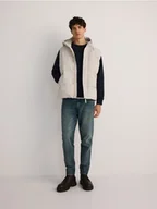 Kamizelki męskie - Reserved - Kamizelka z kapturem - złamana biel - miniaturka - grafika 1