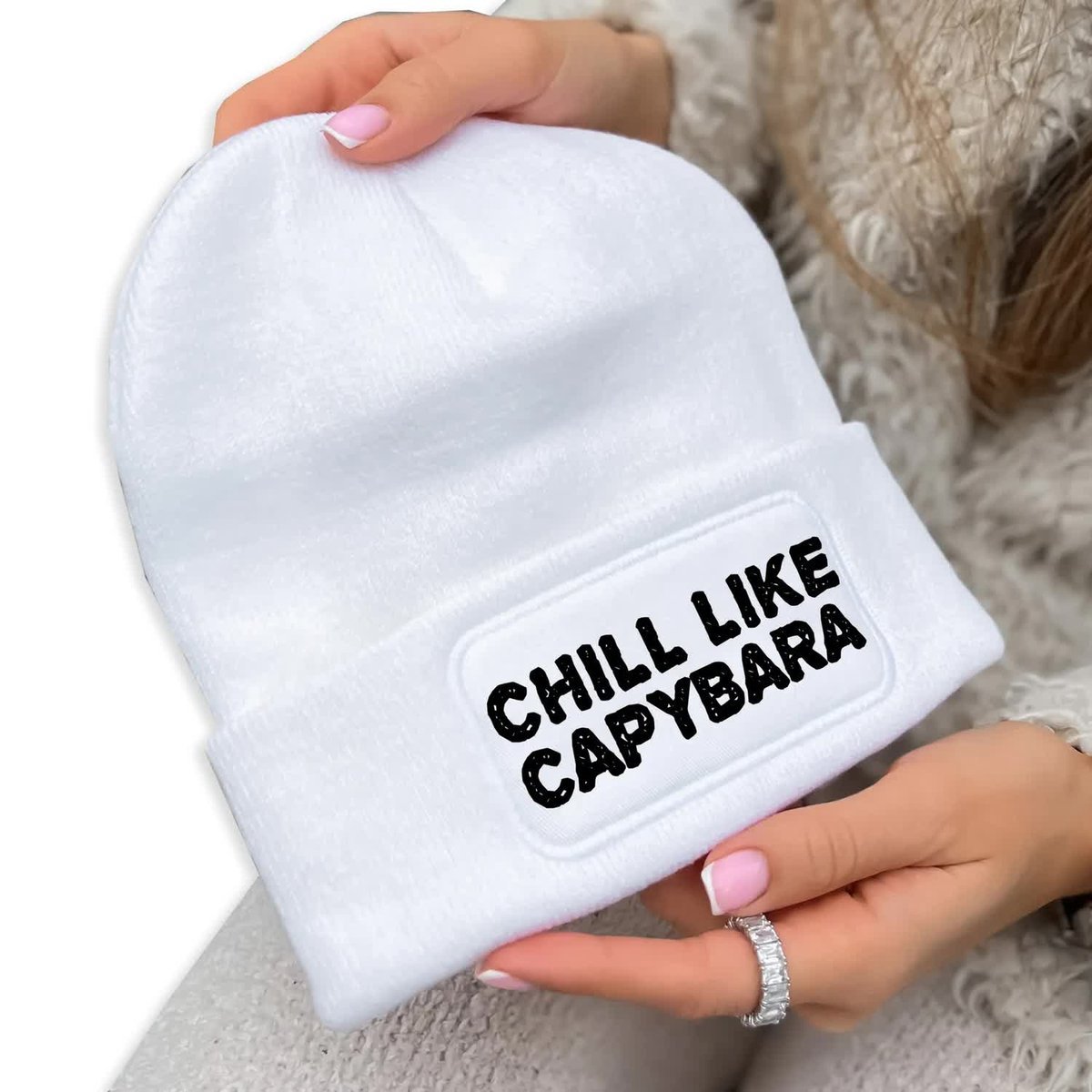 CZAPKA ZIMOWA CLASSIC BIAŁA KAPIBARA CHILL Wzory