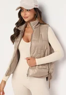 Kamizelki damskie - Ciemnobeżowa Pikowana Kamizelka ze Stójką i Troczkami Terilanna - miniaturka - grafika 1