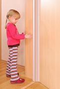 Zabezpieczenia dla dzieci - Reer Listwa zabezpieczająca drzwi - 120cm 7120 - miniaturka - grafika 1