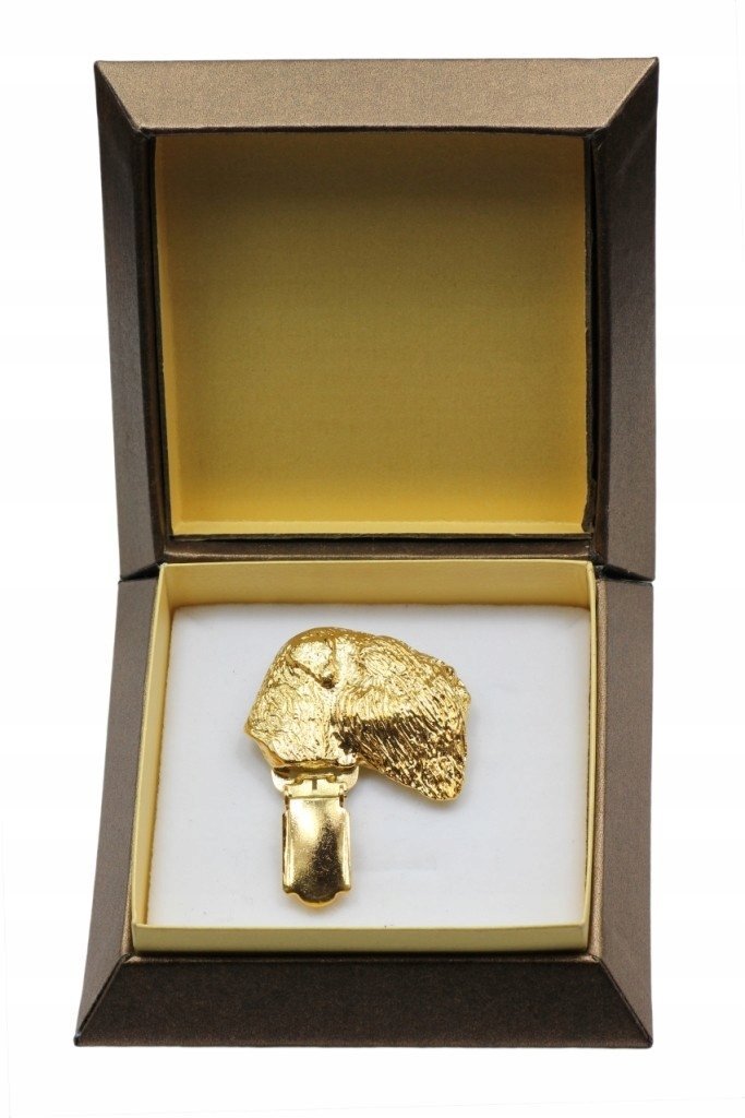 Czarny Terier Rosyjski broszka z klipsem w pudełku