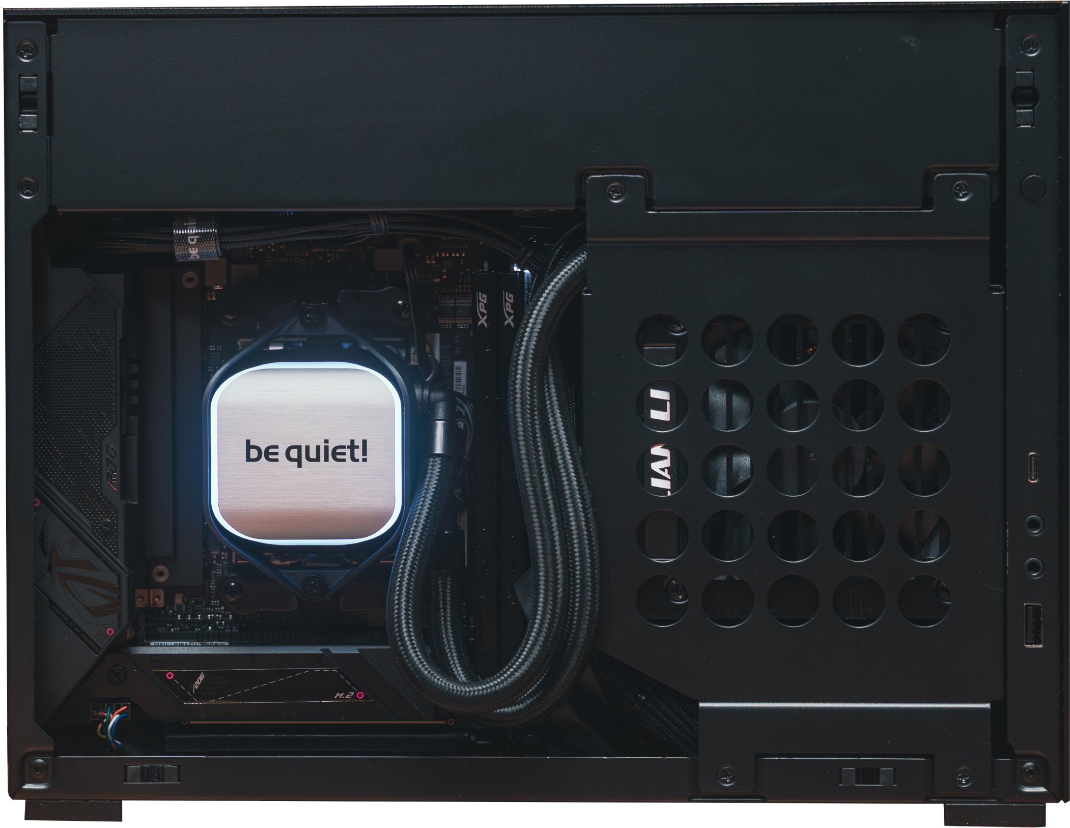 Komputer Madman Gaming Lian Li A4H20 Ryzen 7 9800X3D 32GB 2TB RTX 5070 Ti