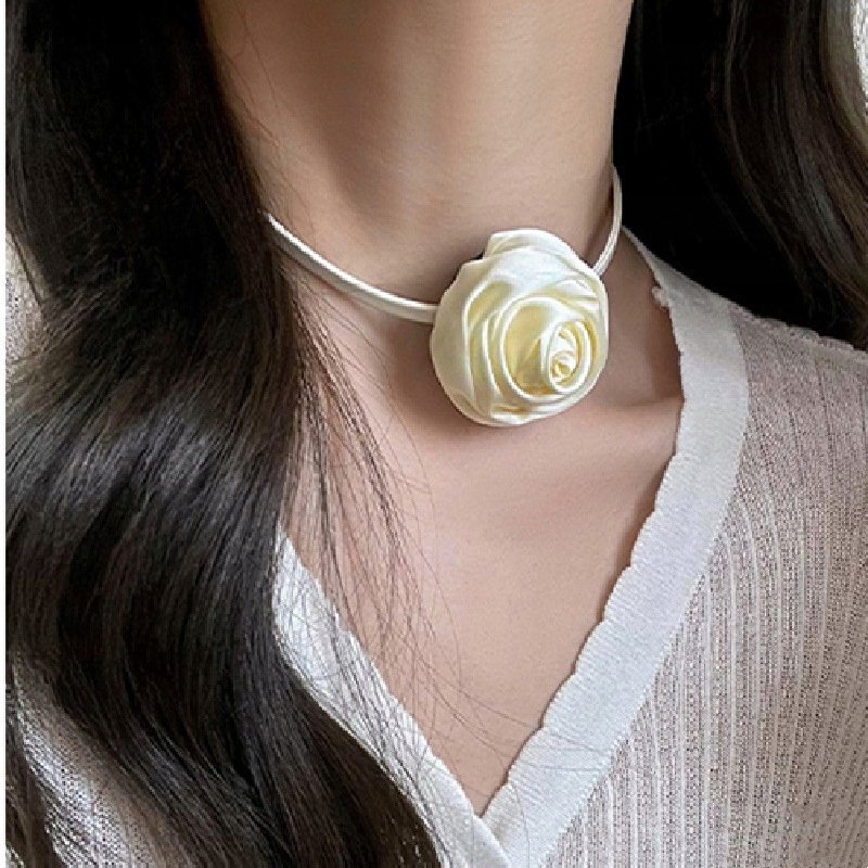kremowy damski CHOKER na pasku NASZYJNIK kwiat RÓŻA na szyję elegancki