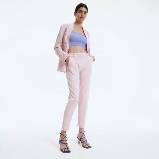 Spodnie damskie - Reserved Eleganckie spodnie z kantem - Różowy - grafika 1