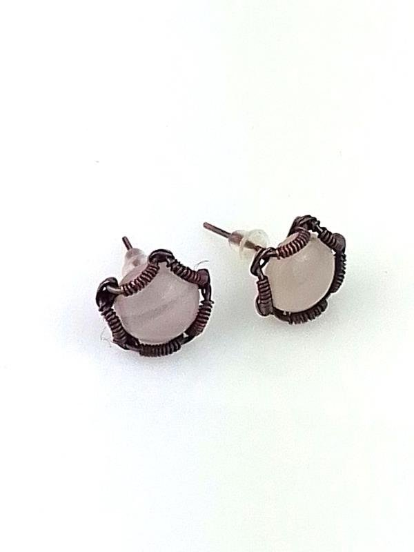 Kolczyki miedziane 14 mm, kwarc różowy, znak Byka, sztyfty