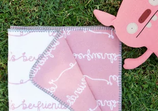 PIELSA BABY| Koc dziecięcy premium otulacz FRIENDS 110x140,róż - Koce i narzuty dla dzieci PIELSA BABY| Koc dziecięcy premium otulacz FRIENDS 110x140,róż - Koce i narzuty dla dzieci - miniaturka - grafika 1