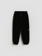 Spodnie i spodenki dla chłopców - Reserved - Bawełniane spodnie jogger - czarny - miniaturka - grafika 1