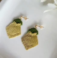 Kolczyki - Kolczyki typu makrama, oliwkowe - sztyfty złote EDYCJA LIMITOWANA - miniaturka - grafika 1