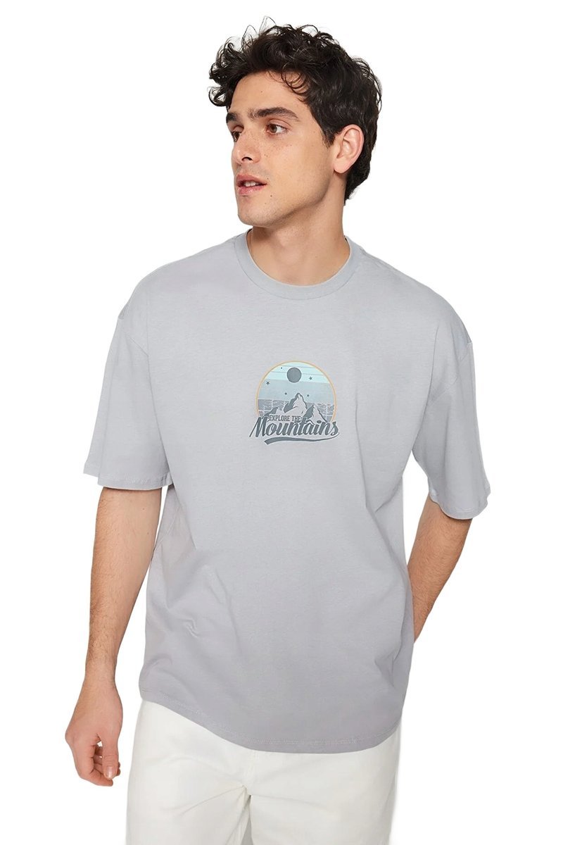 TRENDYOL MAN MĘSKI T-SHIRT SZARY Z NADRUKIEM GÓRY OKRĄGŁY DEKOLT XS 5DA