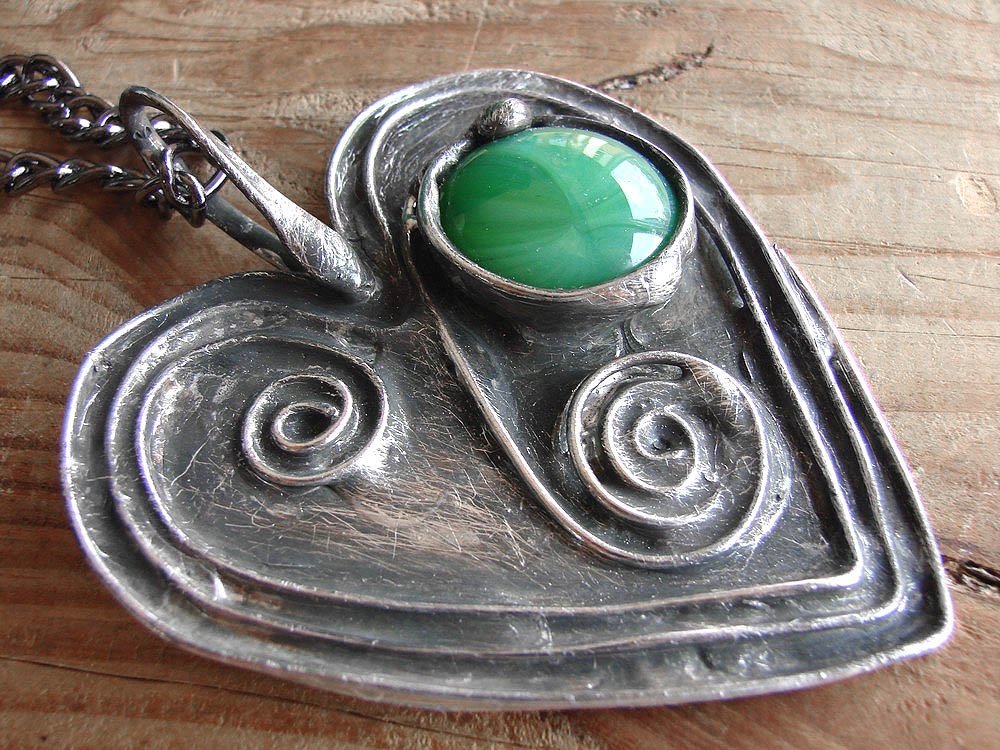 Wisior serce z zielonym akcentem na łańcuszku