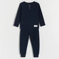 Skarpetki dla dzieci - Reserved - Bawełniana piżama z naszywką - granatowy - miniaturka - grafika 1