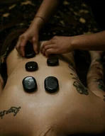 Vouchery - Masaż gorącymi kamieniami dla dwojga  Łódź - miniaturka - grafika 1