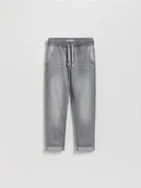 Spodnie i spodenki dla chłopców - Reserved - Elastyczne jeansy carrot - jasnoszary - miniaturka - grafika 1