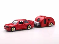 Samochody i pojazdy dla dzieci - BMW E30 3-Series M3 + Traveler Trailer - 1988, red Maisto 1:64 - miniaturka - grafika 1
