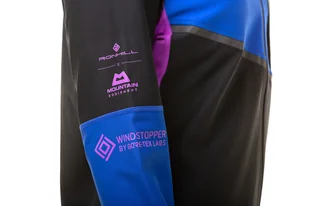 RONHILL Kurtka biegowa damska TECH GORE-TEX WINDSTOPPER JACKET black/cobalt - Kurtki i kamizelki sportowe damskie - miniaturka - grafika 10