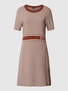 Sukienki - Sukienka mini z mieszanki wiskozy z detalem z logo - grafika 1