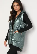 Kamizelki damskie - Ciemnozielona Pikowana Kamizelka z Kapturem i Troczkami na Dole Terinaes - miniaturka - grafika 1