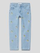 Spodnie i spodenki dla chłopców - Jeansy o kroju regular fit z kwiatowymi haftami model ‘FROSE’ - miniaturka - grafika 1