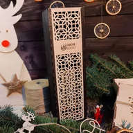 Ozdoby bożonarodzeniowe - Ażurowa III - drewniana skrzynka na wino z logo firmy - miniaturka - grafika 1