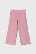 Spodnie i spodenki dla dziewczynek - Guess spodnie bawełniane dziecięce kolor różowy wzorzyste - miniaturka - grafika 1