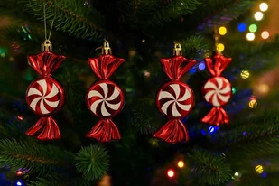 Komplet 4 bombek plastikowych Cukierek czerwono-biały 8532 - Bombki - miniaturka - grafika 1