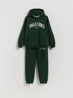 Kurtki i płaszcze dla chłopców - Reserved - Bawełniany komplet z nadrukiem - ciemnozielony - miniaturka - grafika 1