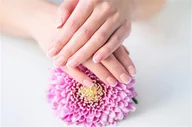 Czasopisma - Manicure hybrydowy w Klinice Anna Pikura we Wrocławiu - miniaturka - grafika 1