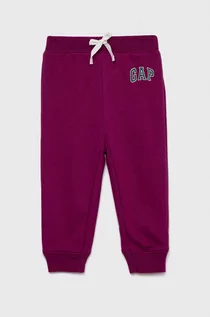 Spodnie i spodenki dla dziewczynek - GAP spodnie dresowe dziecięce kolor fioletowy z nadrukiem - Gap - grafika 1
