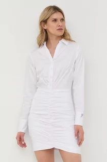 Sukienki - Guess sukienka kolor biały mini dopasowana - grafika 1