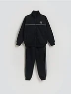 Spodnie i spodenki dla chłopców - Reserved - Sportowy komplet z nadrukiem - czarny - miniaturka - grafika 1