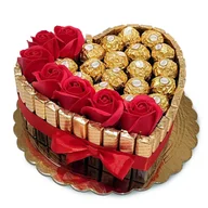 Zestawy upominkowe - Prezent na 18 urodziny. Słodki bukiet w kształcie serca z cukierkami Ferrero Rocher, Merci i różami mydlanymi - miniaturka - grafika 1