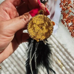 Kolczyki koła beżowo złote z piórami - Kolczyki - miniaturka - grafika 1