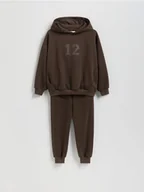 Bluzy dla chłopców - Reserved - Dzianinowy komplet z bawełną - ciemnobrązowy - miniaturka - grafika 1